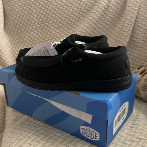 Hey dude Wally black . Youth boys size 5 Brand new with tags and box - Picture 3 of 6